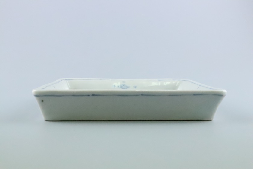 染付正角皿 薄い青 幾何学模様 和食器 正角皿 Conflavour 撮影用のテーブルウェアのオンラインリースショップ
