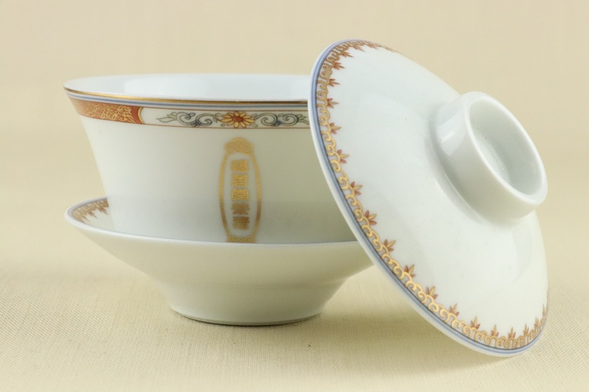中華茶器（白・金線・蓋・下皿付き）
