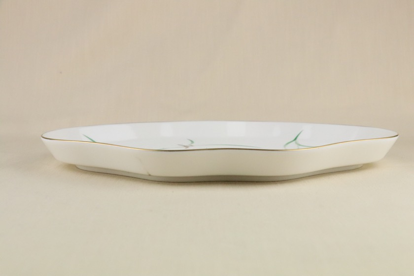 中華変形皿（白・緑草・金花）