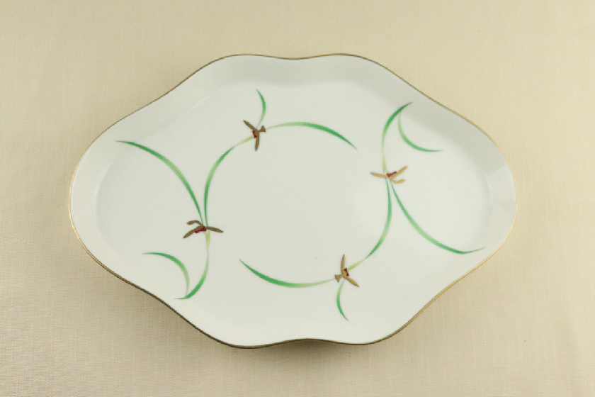 中華変形皿（白・緑草・金花）