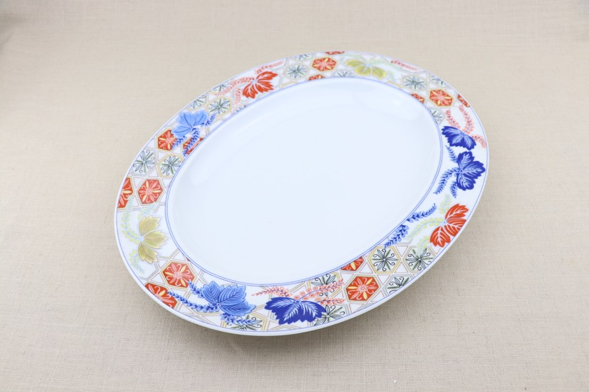中華楕円皿（リム赤・青系花柄）