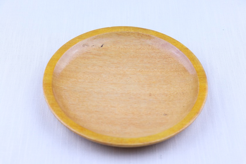 木のお皿（フチ黄色）