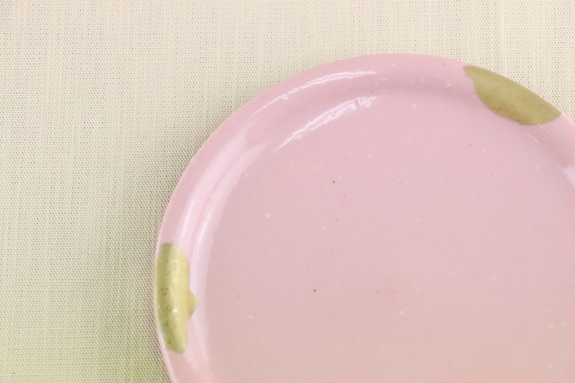 ピンク丸皿（ふち金彩・三箇所）