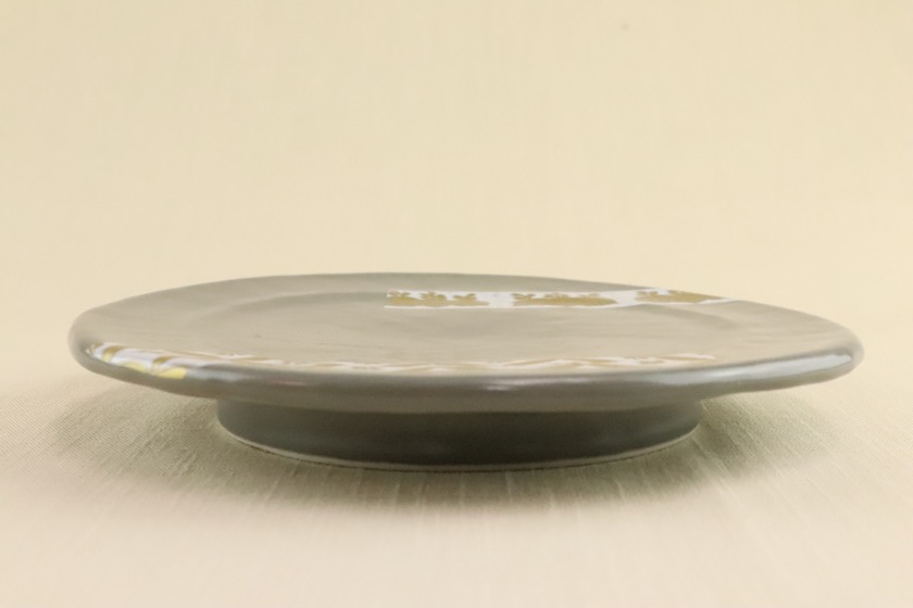 グレー丸皿（白い帯・金模様）