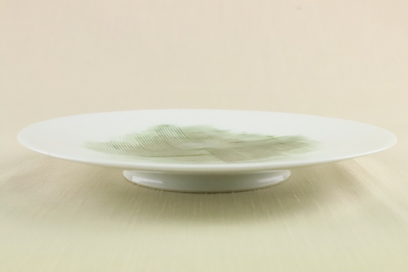 白磁丸皿（中央緑）