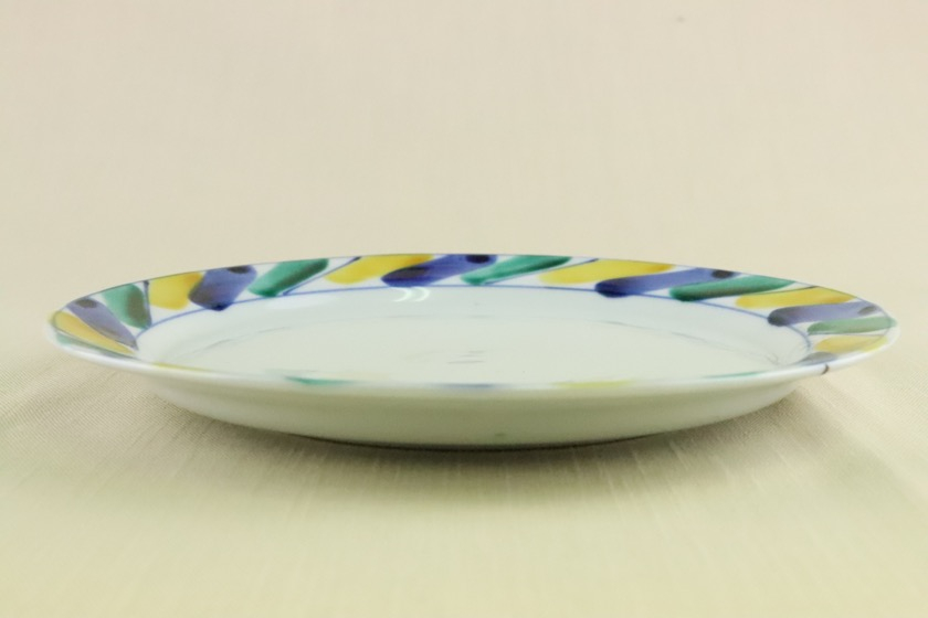 色絵丸皿（ふち青・黄・緑斜めライン）