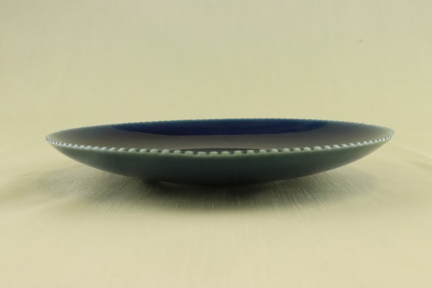 藍色丸皿（ふちギザギザ）