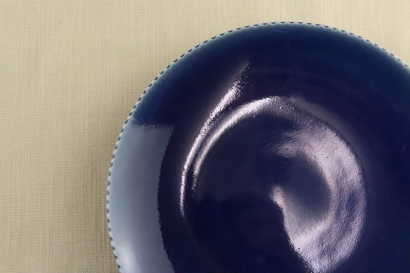 藍色丸皿（ふちギザギザ）