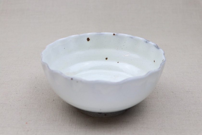 白釉輪花鉢