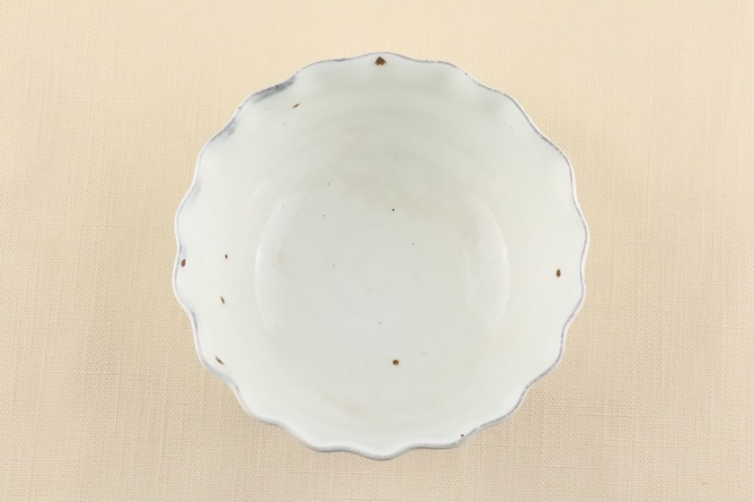 白釉輪花鉢