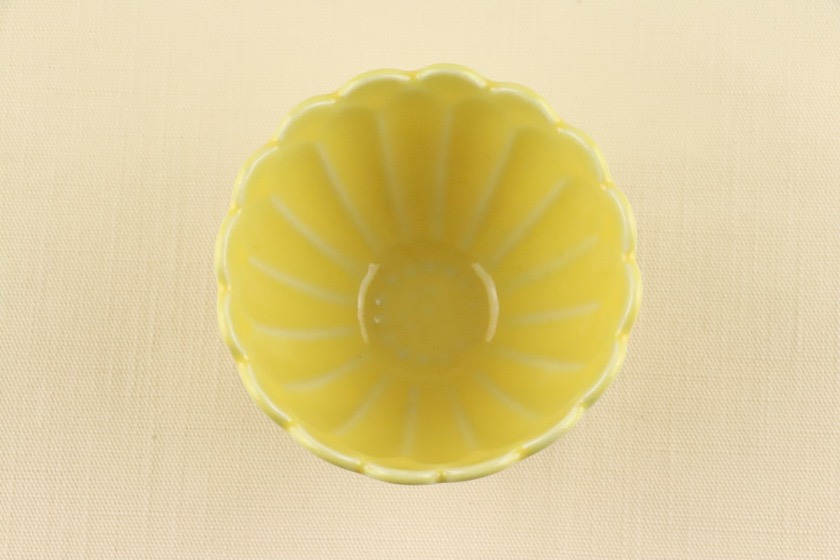 黄釉輪花小鉢
