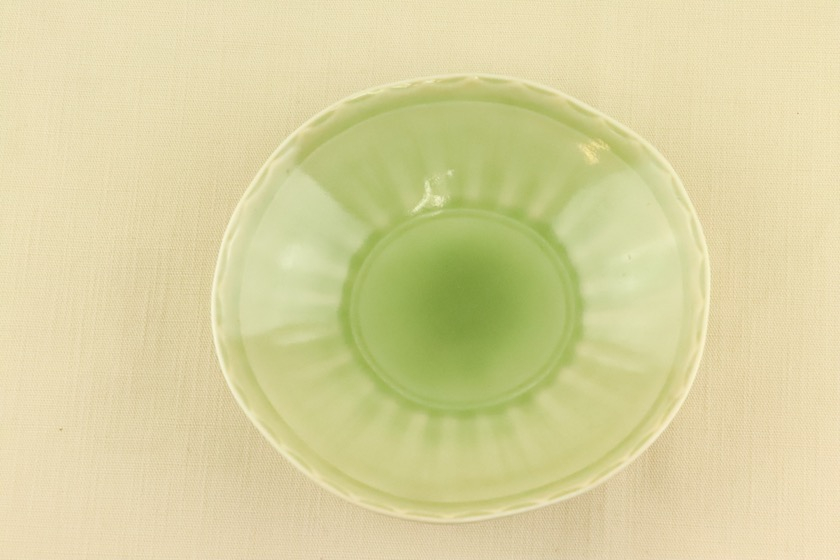 灰釉楕円鉢（黄緑）