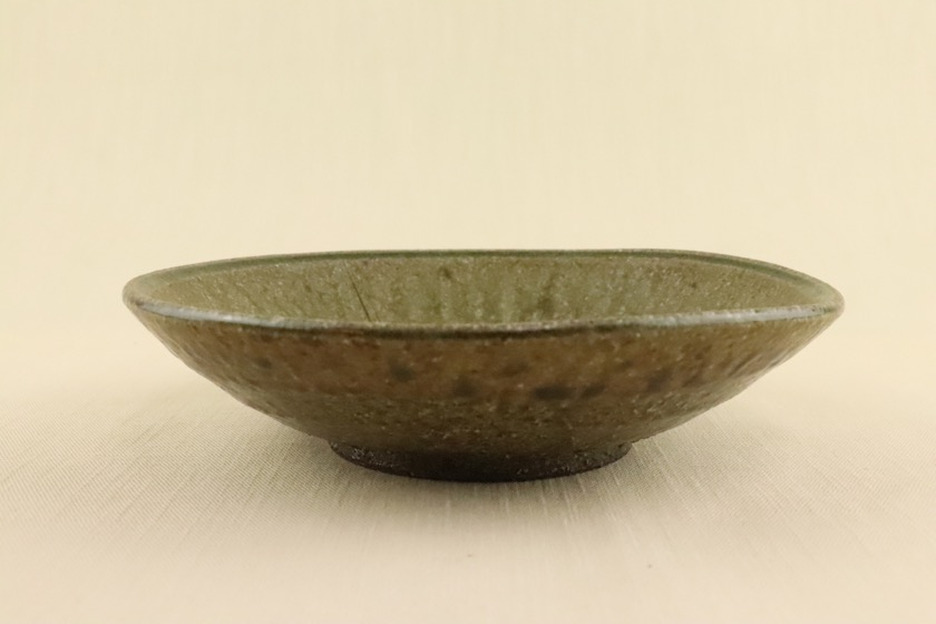 緑釉丸鉢（中心濃いめ）