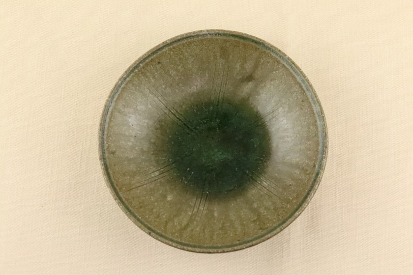 緑釉丸鉢（中心濃いめ）