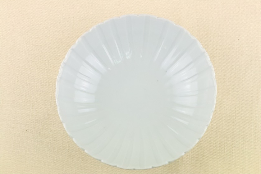 青白磁丸鉢（ふち線彫）