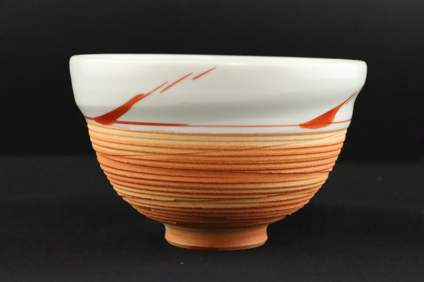 茶碗（白・オレンジ線彫り）