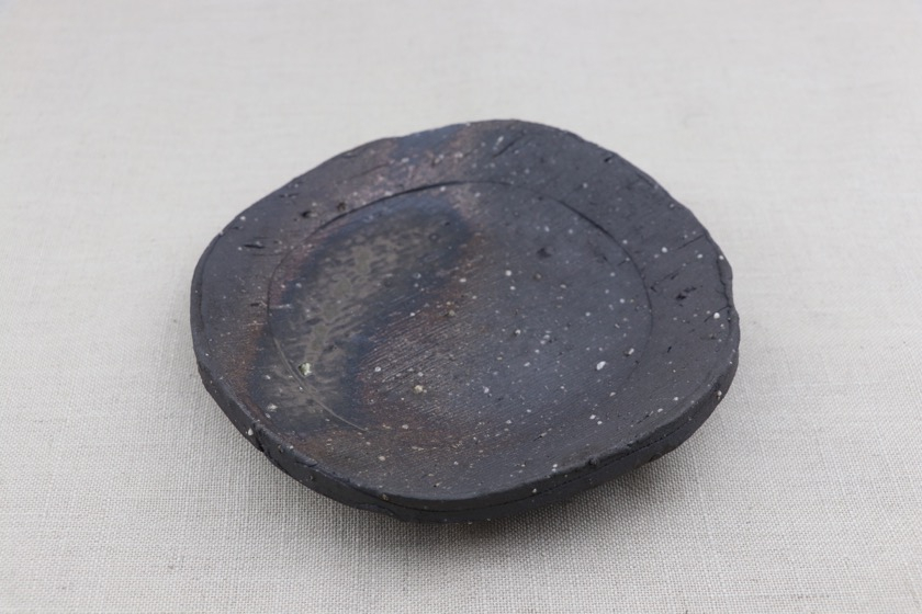 黒変形皿（足つき・鉄釉）
