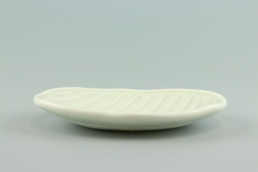 灰釉楕円豆皿（斜め線）