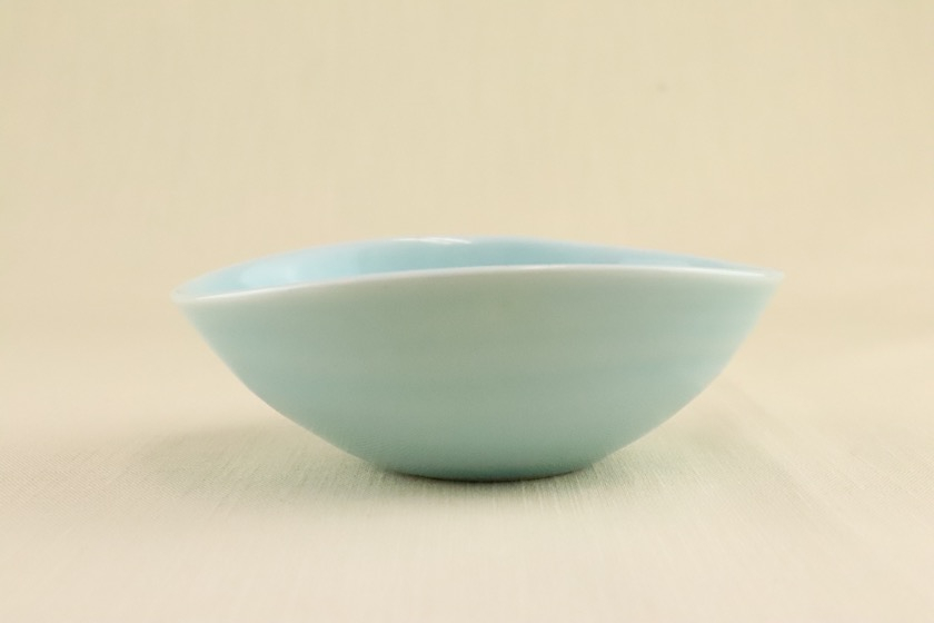 青磁楕円小鉢（水色）