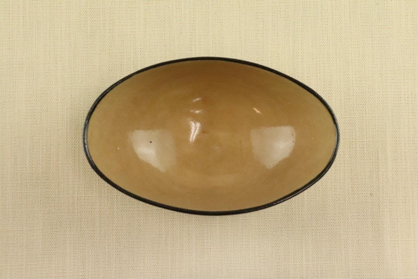 楕円小鉢（薄茶・黒ライン）