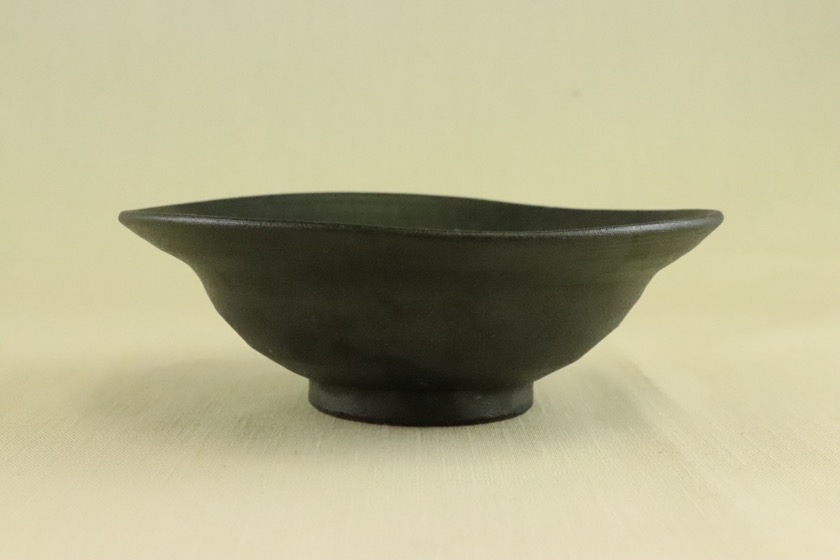 黒釉変形丸小鉢