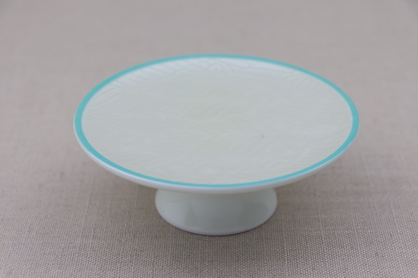白磁高台皿（波模様・ふち緑）