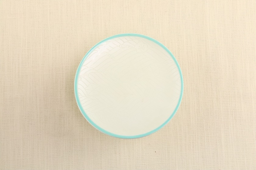 白磁高台皿（波模様・ふち緑）