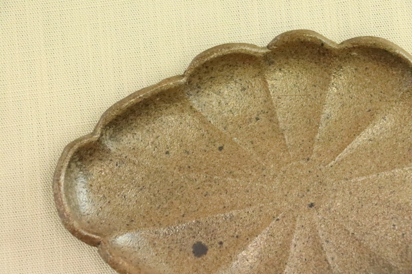 鉄釉変形皿（茶・菊）