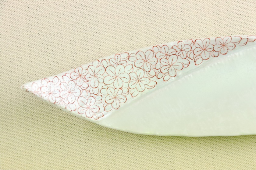 白光沢変形皿（葉形・桜）