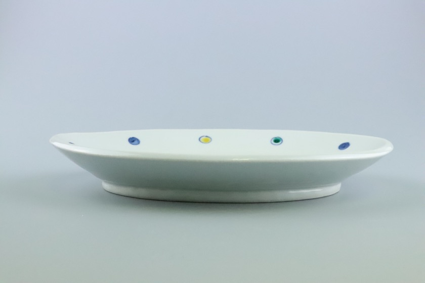 色絵楕円皿（ふち三色水玉）
