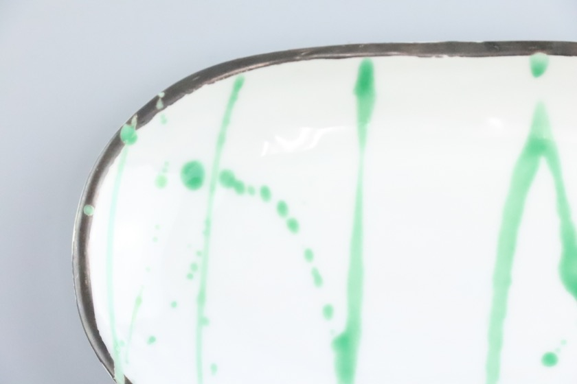 色絵楕円皿（白×緑）