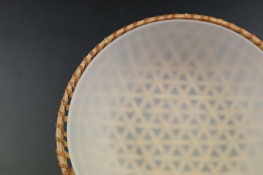 竹かご付き乳白ガラス鉢