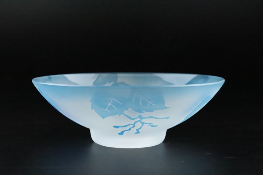 乳白葉柄ガラス鉢（青葉柄）