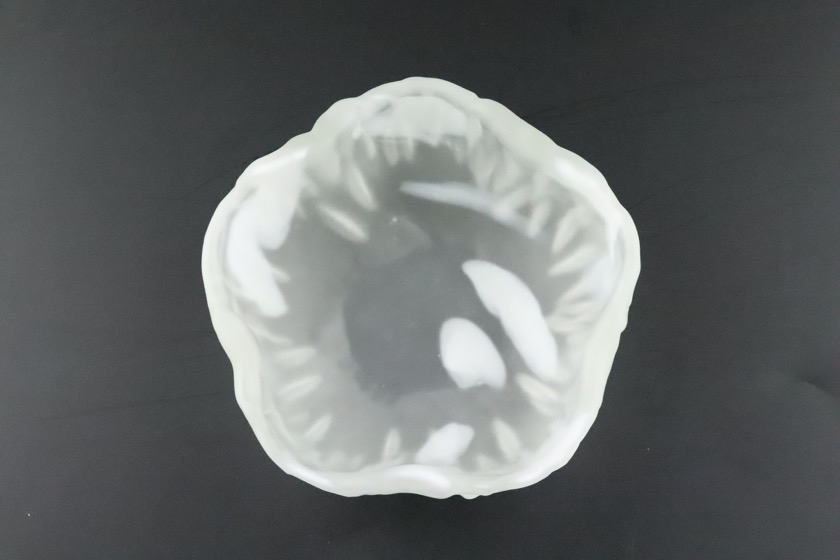 乳白ガラス変形鉢（梅型）