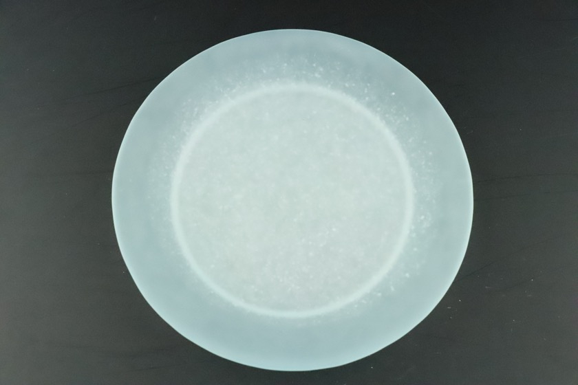 乳白ガラス丸皿（水色）　