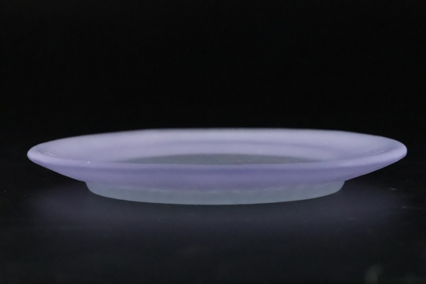 乳白ガラス丸皿（青紫）　