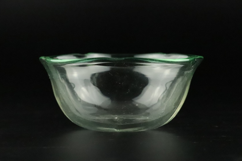 変形ガラス鉢（花形・ふち緑）
