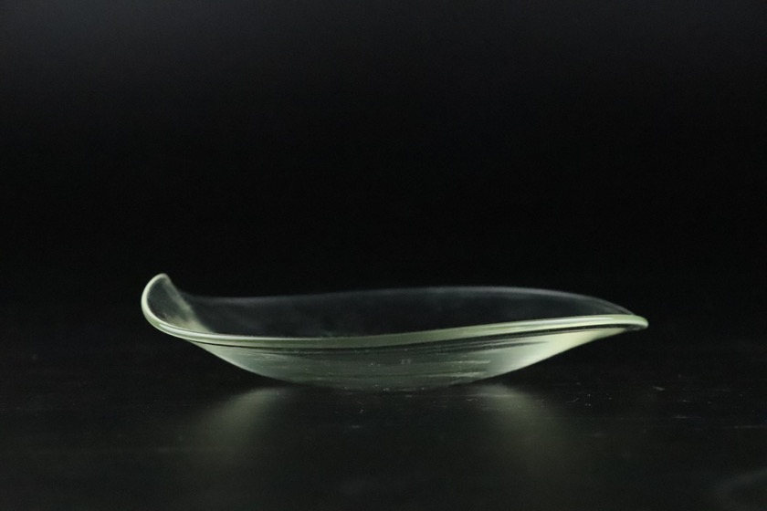 変形ガラス皿（ふちひねり）