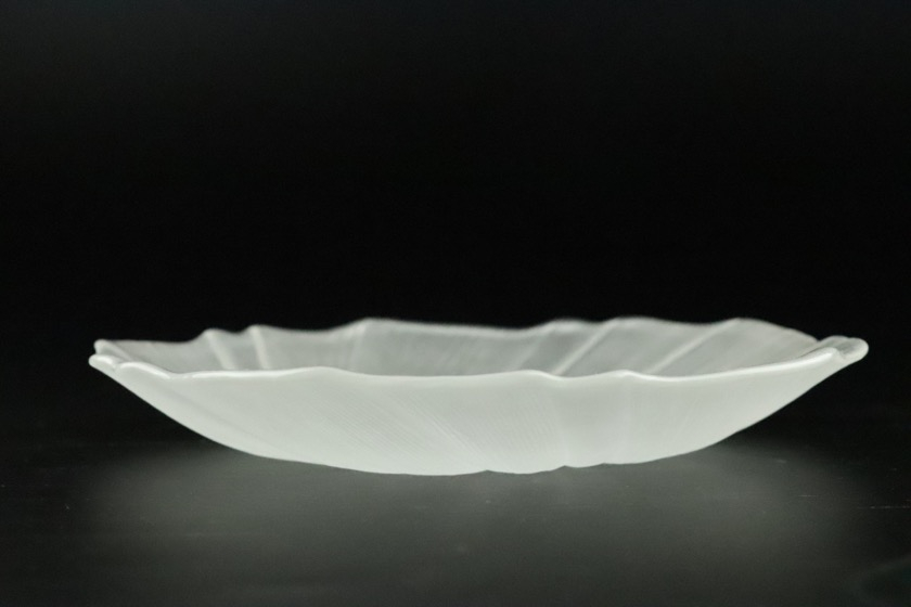 乳白ガラス皿（花形）