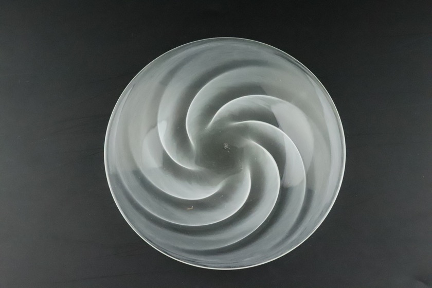 渦巻きガラス皿（乳白）