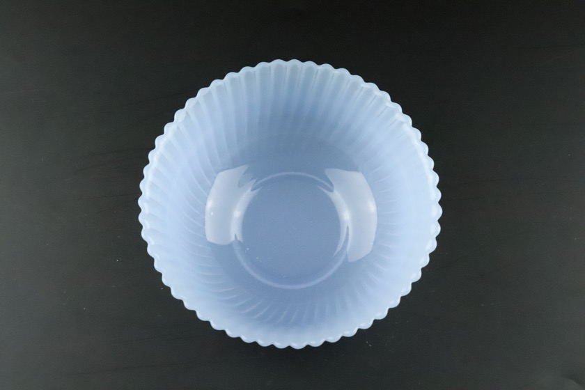 乳白ガラス鉢（輪花）