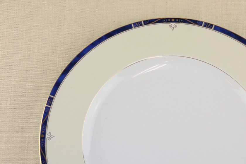 ミート皿（LIMOGES リム・クリーム色、ふちに青いラインの上に金模様）