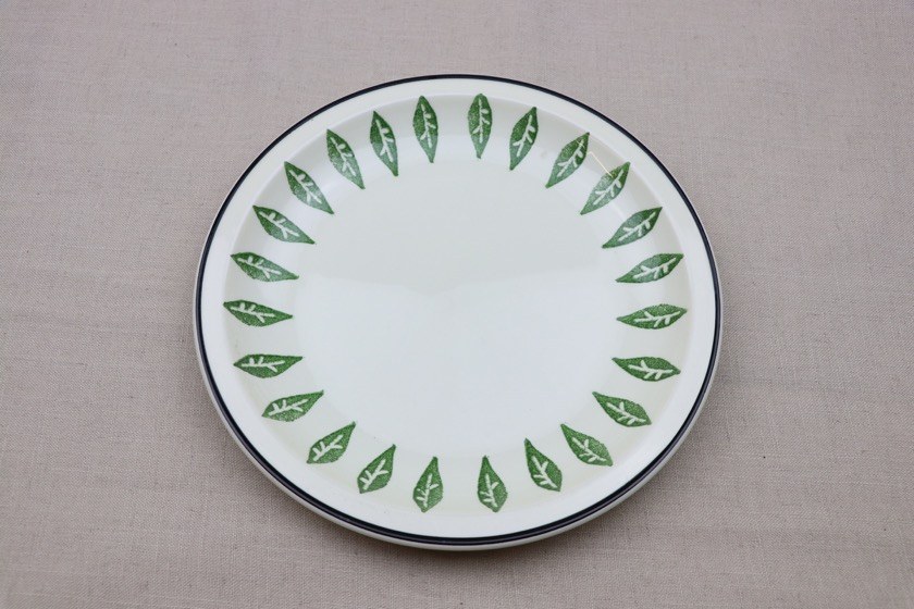 ミート皿（オフホワイト・緑の葉柄・縁に黒ライン）