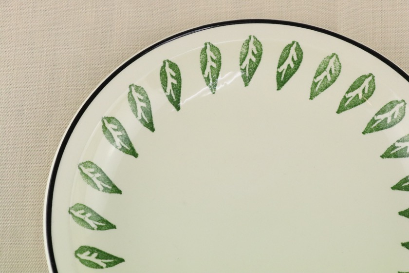 ミート皿（オフホワイト・緑の葉柄・縁に黒ライン）