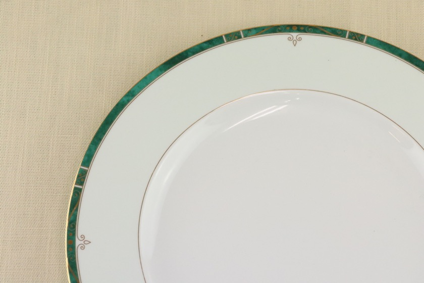 ミート皿（LIMOGES リム・クリーム色、ふちに緑のライン。その上に金模様）