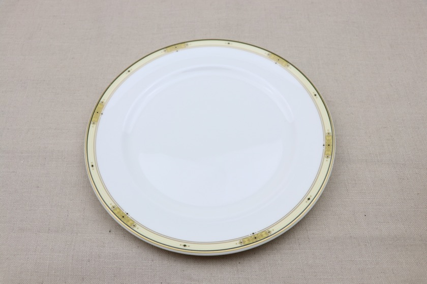 フィッシュ皿（NARUMI リム・黄色ライン、黒金模様）