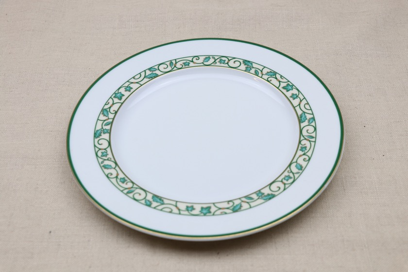 デザート皿（LIMOGES リム・クリーム色のラインの上に緑のツタ柄）