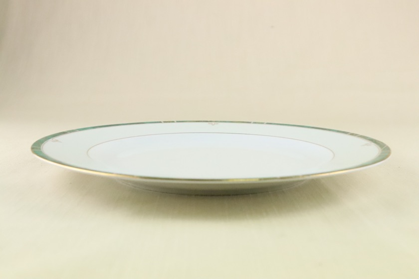 デザート皿（LIMOGES リム・クリーム色・ふち緑ライン金模様）