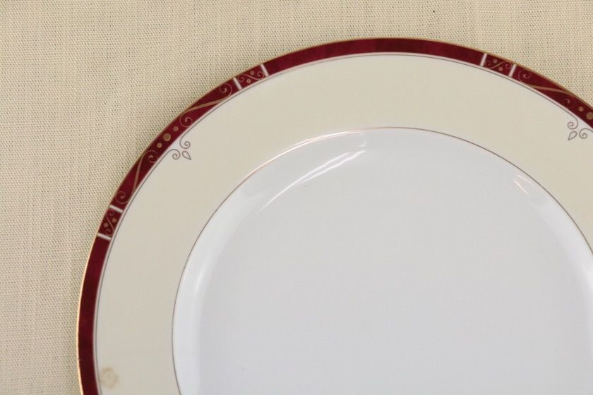 デザート皿（LIMOGES リム・クリーム色、ふちに赤いラインの上に金模様）