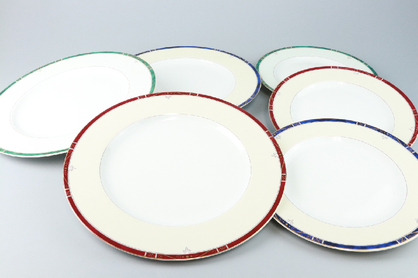 デザート皿（LIMOGES リム・クリーム色、ふちに赤いラインの上に金模様）